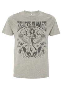 Šedé bavlněné tričko s černým grafickým motivem ženy obsahující prvky měsíce a páva, text "VĚŘ V MAGII" a zvířecí motivy.
