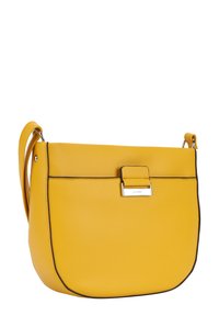 Borsa a tracolla in pelle gialla con una finitura liscia, chiusura a ribalta e accessori in metallo argentato. Presenta un dettaglio di cucitura a contrasto.