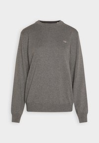 Grauer Pullover mit langen Ärmeln und Rundhalsausschnitt, kleinem gesticktem Logo auf der linken Brust sowie gerippten Bündchen und Saum.