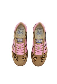 Sneaker marroni e rosa con dettagli in stampa leopardata, materiale in suede, suola piatta e punta rotonda. Presentano lacci rosa e branding all'interno.