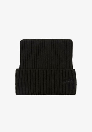 Caciulă tricotată neagră cu textură canalată și margine pliată, prezentând un logo subtil brodat pe lateral.