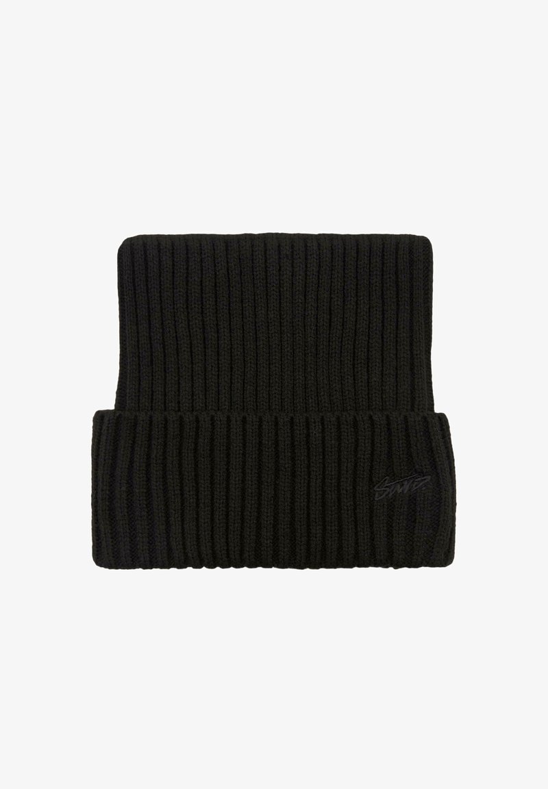 Zwarte gebreide beanie met een geribbelde textuur en opgerolde rand, voorzien van een subtiele geborduurde logo aan de zijkant.