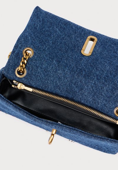 Modrý tmavý denimový listový kabelka so zlatým kovaním, uzatváraním na zips a detailom s reťazou, s hladkým čiernym vnútrom.