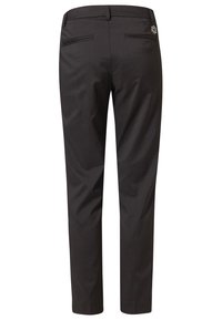 Černé kalhoty s přizpůsobeným střihem, minimalistickým designem, hladkou texturou, vybavené dvěma zadními kapsami a dekorativním akcentem na pravé kapse.