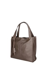 Sac fourre-tout en cuir marron avec finition texturée, deux poignées robustes et un accent à pompon. Présente un intérieur spacieux avec des coutures minimales.