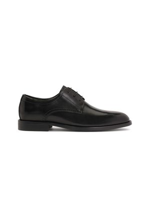 Zapato de vestir de cuero negro con textura lisa, punta redondeada y cinco ojetes. Presenta un tacón bajo y un diseño minimalista.