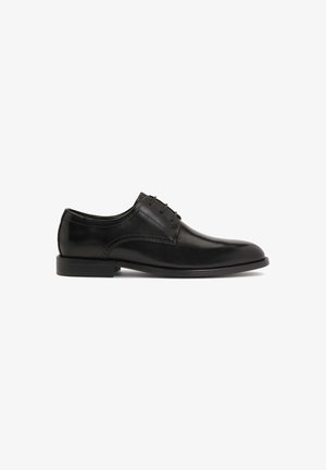 Must have musta nahkkingade, millel on sile tekstuur, ümar varvas ja viis silmaauku. Omab madalat kontsa ja minimalistlikku disaini.