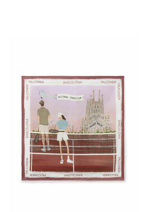 To tennisspillere på banen med ketchere, Sagrada Familia i baggrunden, og et lille fly trækker et banner med teksten "Falconeri - Tennis Club" over.