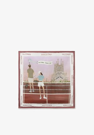 To tennisspillere på banen med ketchere, Sagrada Familia i baggrunden, og et lille fly trækker et banner med teksten "Falconeri - Tennis Club" over.