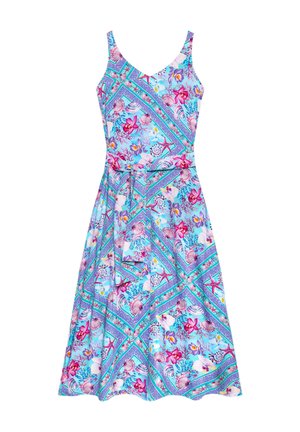 Blumenmuster Kleid mit einem pastellblauen Hintergrund, pinken und lila Blumen, dünnen Trägern und einem gebundenen Gürtel in der Taille.
