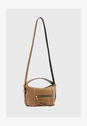 Torba preko tijela od brušene kože u boji konjaka s crnim podesivim remenom. Ima zlatni džep na patentni zatvarač sprijeda i glatku teksturu s čistim linijama.