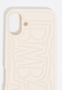 Custodia per telefono in silicone beige con motivi geometrici in rilievo e ritaglio per la fotocamera. Texture liscia, bordi arrotondati e design minimalista.