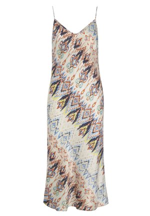 Ærmeløs lang slipdress med tynde stropper og et flerfarvet abstrakt diamant- og zigzag-mønster på en beige baggrund.