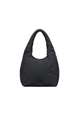 Sac cabas noir matelassé avec une large bandoulière arrondie et un logo discret près du centre inférieur sur un fond blanc.