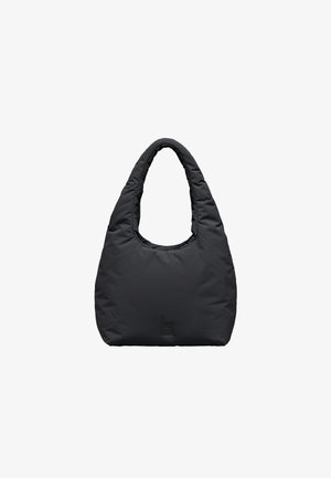 Sac cabas noir matelassé avec une large bandoulière arrondie et un logo discret près du centre inférieur sur un fond blanc.