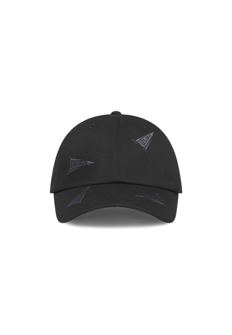 Schwarze Kappe mit verstellbarem Riemen, die tonal gestickte dreieckige Logos auf der Vorder- und Seitenfläche aufweist. Hergestellt aus strapazierfähigem Stoff.