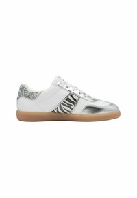 Sneaker bianco con accenti argentati, pannello a stampa zebra e tacco glitterato. Presenta un punta tonda e suola in gomma. Design con lacci.