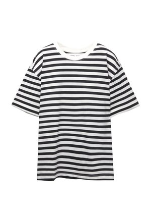 Črno-bele črtaste majice s kratkimi rokavi, okroglo izrezom in sproščenim krojem. Tkanina se zdi mehka in gladka z enakimi črtami.