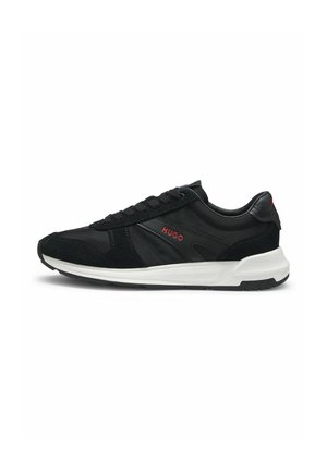 Baskets basses noires avec semelle blanche, panneaux en suède et cuir, logo rouge "HUGO" sur le côté et le talon, fermeture à lacets.