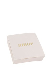 Kvadratisk, ljusrosa låda med en slät textur och guldtryck som stavas "amor" på toppen. Enkel design med rundade hörn.