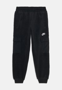 Čierne fleece jogger nohavice s elastickým pásom, logo Nike na stehne, cargo vrecká po stranách a rebrované manžety na členkoch.