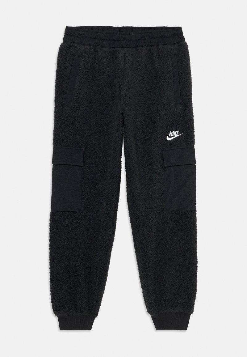 Pantalones de chándal de felpa negra con cinturilla elástica, logo de Nike en el muslo, bolsillos tipo cargo a los lados y puños acanalados en los tobillos.