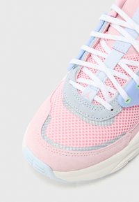 Ροζ πλέγμα αθλητικό παπούτσι με γκρίζες σουέντ λεπτομέρειες και ανοιχτογάλαζες αποχρώσεις. Διαθέτει κορδόνια, υφή επικάλυψης και ένα εμφανές λογότυπο στο πλάι.