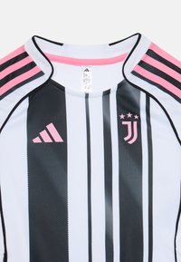 Maillot de soccer de la Juventus avec des rayures noires et bleu clair, des accents roses sur le col et les épaules, et le logo Adidas sur la poitrine gauche.