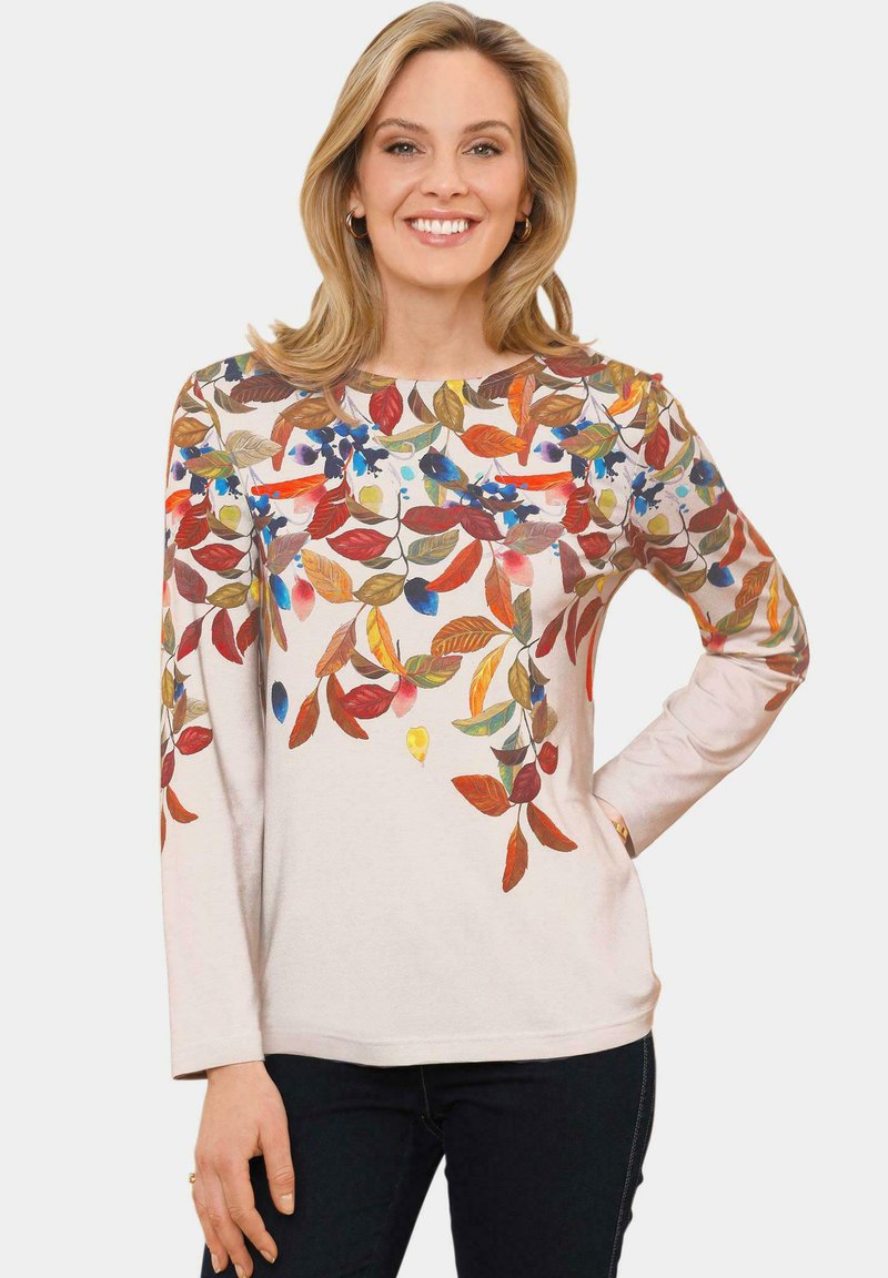Langärmliges Oberteil in Hellbeige mit lebhaften Blatt- und Beerenmustern in Rot, Grün, Blau und Gelb, die sich über die Vorderseite ziehen. Weiche Stofftextur.