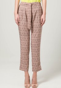 Růžové kalhoty se vzorem a páskem, střižené do tvaru, kotníkové délky, s geometrickými vzory a volným střihem pro pohodlí.