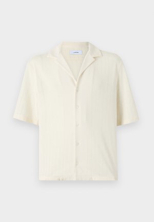 Kortærmet cremefarvet skjorte med knaplukning fortil, der har diskrete lodrette striber og en notched krave i et blødt, struktureret stof.