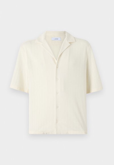 Lyhythihainen kerma välinen paita nappilistan kanssa, jossa on hienovaraiset pystysuorat raidat ja lovellinen kaulus pehmeässä, teksturoidussa kankaassa.