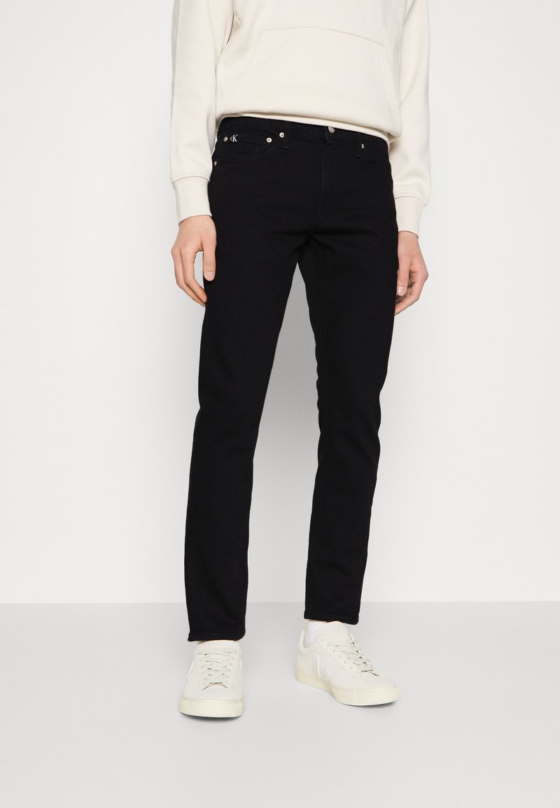 Calvin Klein Jeans - SLIM - Traperice uskog kroja - denim black, Povećaj