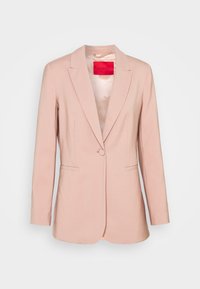 Blazer rosa claro hecho de tela texturizada, con cierre de un solo botón, solapas con muesca y dos bolsillos frontales. Interior forrado visible.