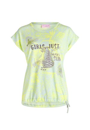 Lys grøn kortærmet skjorte med gul blomsterprint, tiger-grafik og teksten "Girls just want Havi sun" på forsiden.