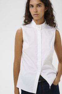 Hvid ærmeløs bluse med høj krave, der har en knaplukning foran og en lige pasform. Fremstillet i glat stof med en diskret glans.