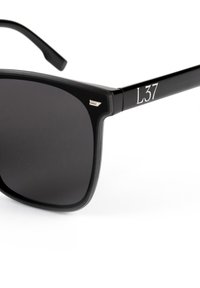 Ochelari de soare din plastic negru, cu ramă pătrată, lentile închise la culoare și accente argintii. Brațul are gravat "L37". Textură netedă.