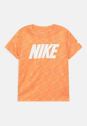 Oranje korte mouwen Nike T-shirt met witte logo tekst gecentreerd op de borst en subtiele gele spikkels in de stof.