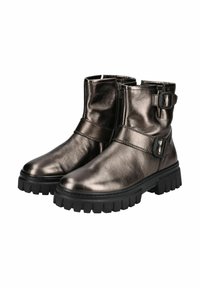 Botines de tobillo gris metálico con un acabado brillante, que cuentan con una cremallera lateral, una correa ancha con hebilla y una suela texturizada negra.
