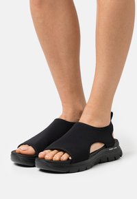 Skechers - FLEX APPEAL 4.0 - Sandaler m/ kilehæl - black Miniaturebillede 1