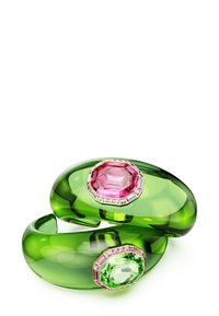 Två genomskinliga gröna armband med stora, fasetterade ovala ädelstenar, en rosa och en ljusgrön, var och en inramad av mindre stenar.