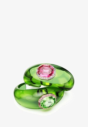 Twee doorschijnende groene armbanden met grote, facette ovalen edelstenen, één roze en één lichtgroen, elk omlijst door kleinere stenen.