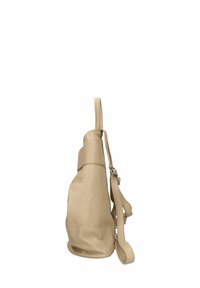 Borsa in pelle beige con superficie testurizzata, forma semi-scultorea, tracolla regolabile e una maniglia superiore.