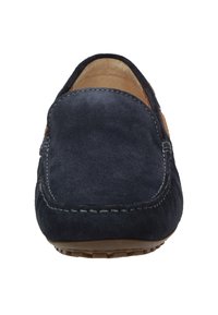 Dunkelblaue Wildleder-Slipper mit abgerundetem Zehenbereich, genähten Details und einem beigen Akzent an der Ferse. Flache Gummisohle für Komfort.