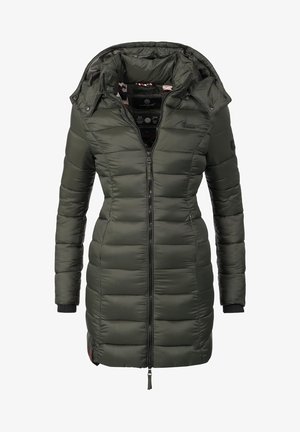 Oliva zöld, bélelt dzseki kapucnival, cipzárral záródik, bordázott mandzsettákkal és vízszintes steppeléssel. A belső részén kamuflázs minta található.