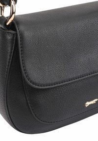 Sac à main en cuir noir avec une finition texturée, forme arrondie et accents en métal doré. Il est doté d'une fermeture à rabat et de coutures détaillées.