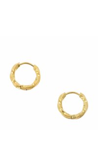 Złote kolczyki koła z skręconym wzorem, o polerowanym wykończeniu i bezpiecznym zawiasowym zapięciu. Okrągły kształt z teksturowanymi akcentami.