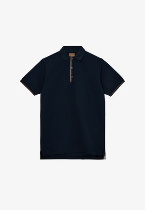 Námornícky modrá polo tričko s krátkym rukávom, trojpoľový zapínací golier a kontrastné béžové akcenty na golieri a okrajoch rukávov. Klasický strih a bavlnená textúra.
