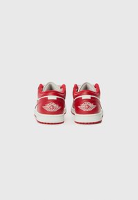 Jordan AIR JORDAN 1 - Sneakers low - summit white/varsity red