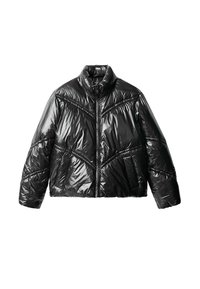 Giacca a vento nera con finitura lucida, colletto alto, zipper frontale e dettagli con cuciture diagonali. Caratterizzata da due tasche laterali. Lunghezza cropped.